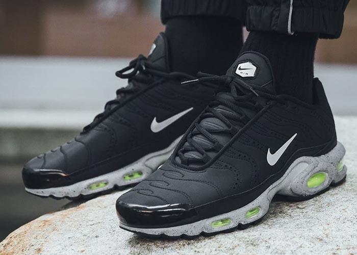 black and silver air max plus