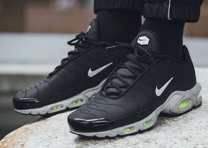 matte black nike air max