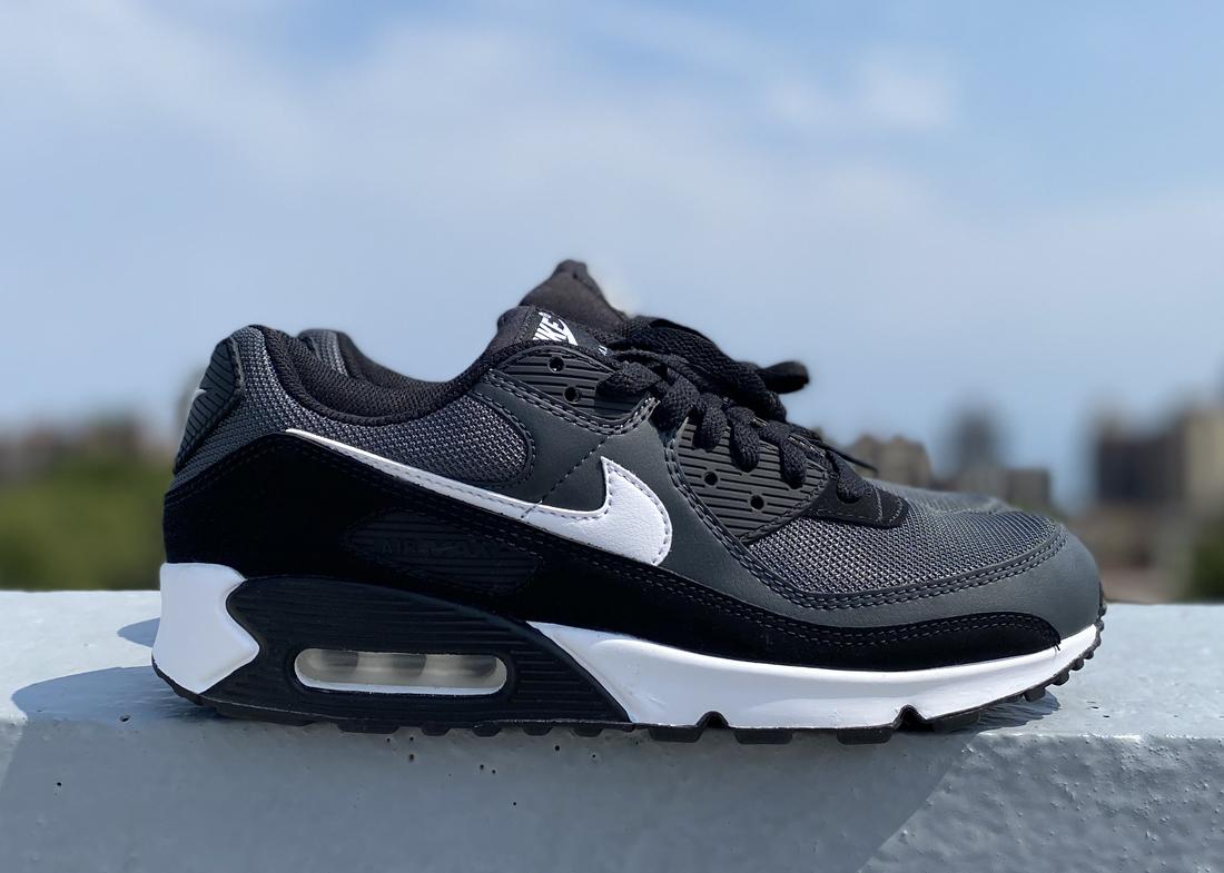 new nike air max black and white