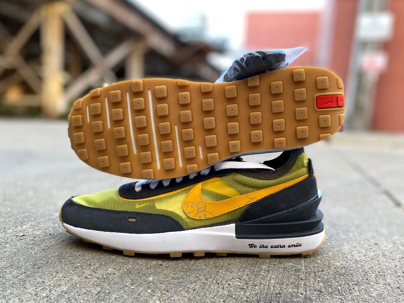 DO5850 700 nIKE waffle One SE yellow black SE1