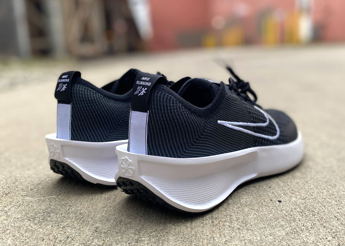 Nike Interact Run black white1